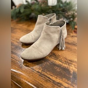 Sam Edelman suede grey/beige fringe booties